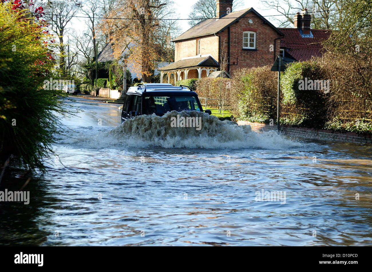 4X4 in guida di profondità acqua di inondazione.Colston Bassett Nottinghamshire. Foto Stock