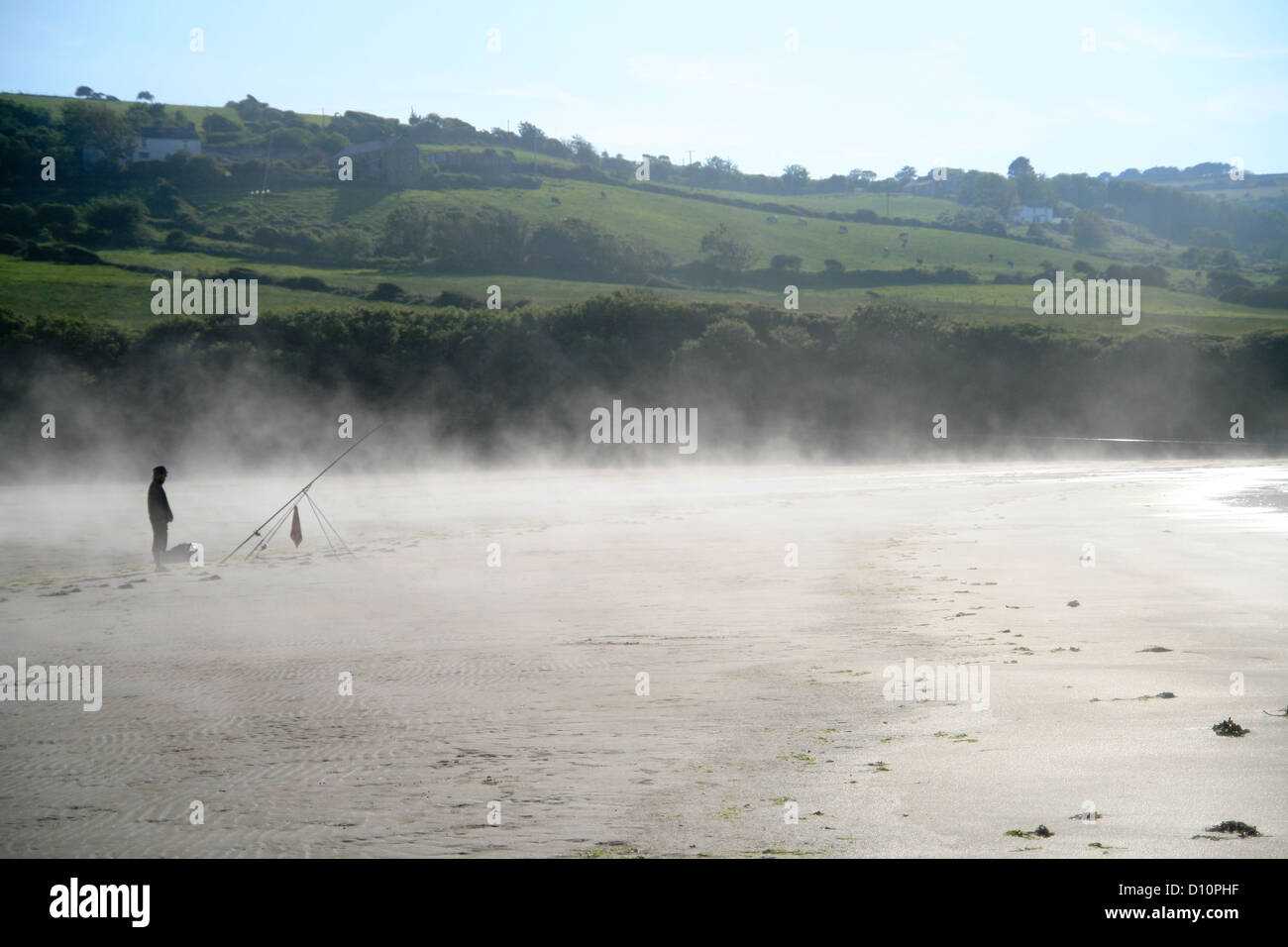 Nebbia di mare e pescatore Poppit Sands St Dogmaeils Pembrokeshire Wales UK c Foto Stock