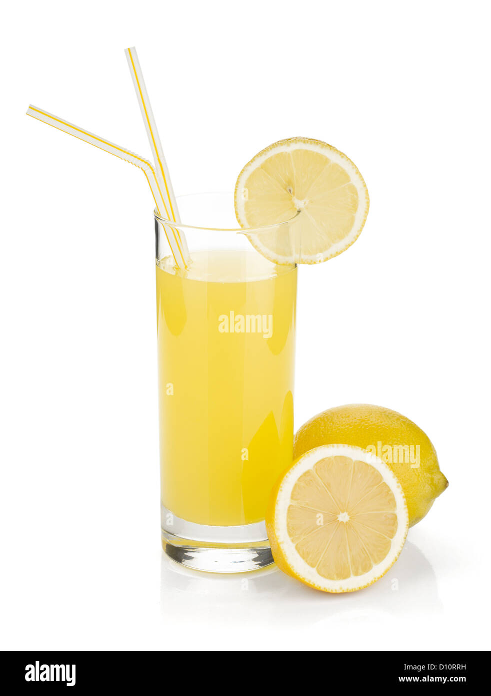 Il succo di limone in vetro e limoni freschi. Isolato su sfondo bianco Foto Stock