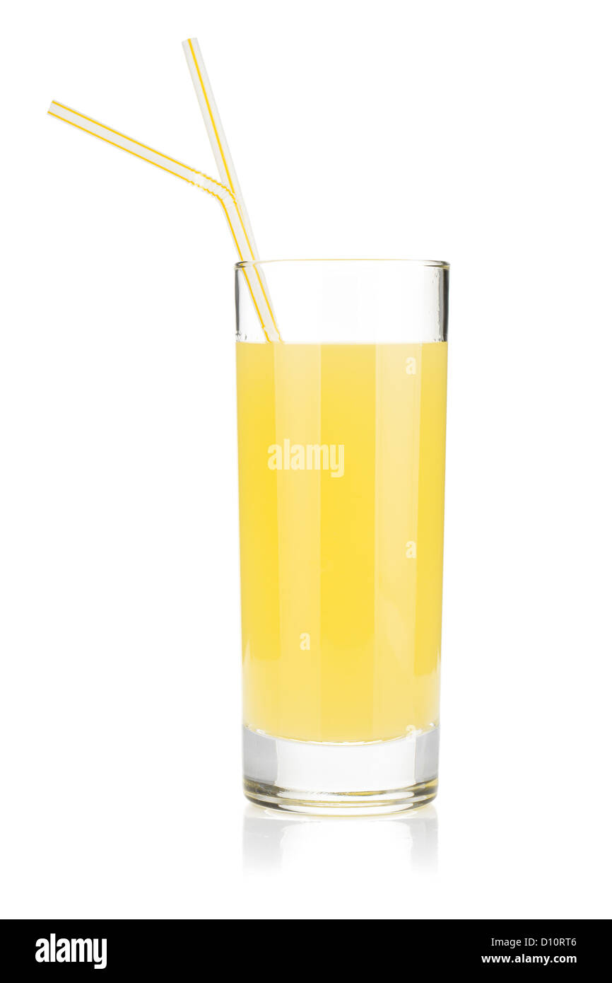 Il succo di limone di vetro con due cannuccia. Isolato su sfondo bianco Foto Stock