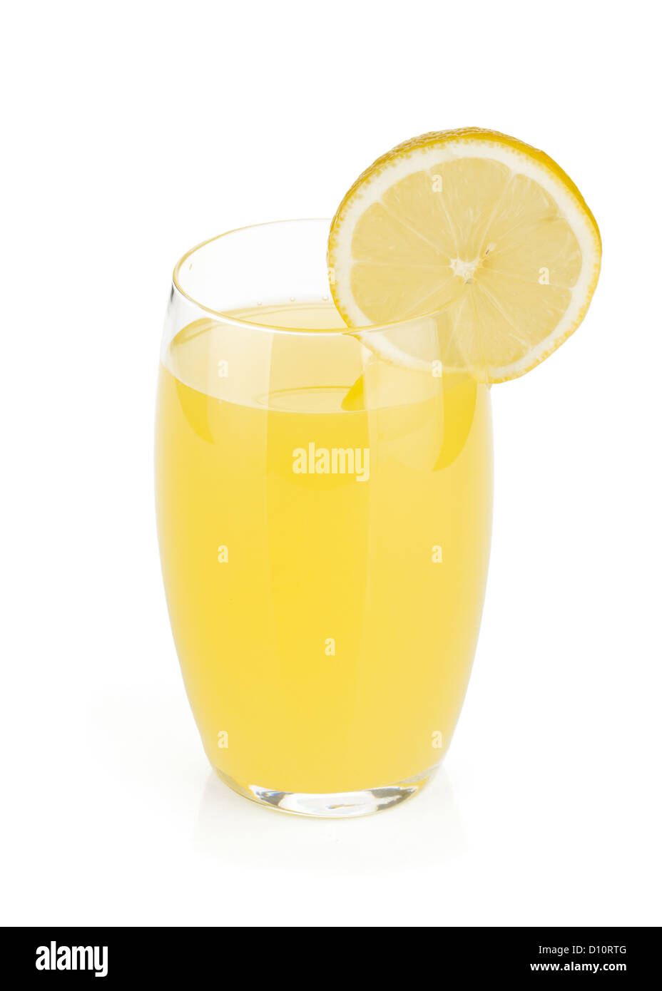 Il succo di limone di vetro con una fettina di limone. Isolato su sfondo bianco Foto Stock
