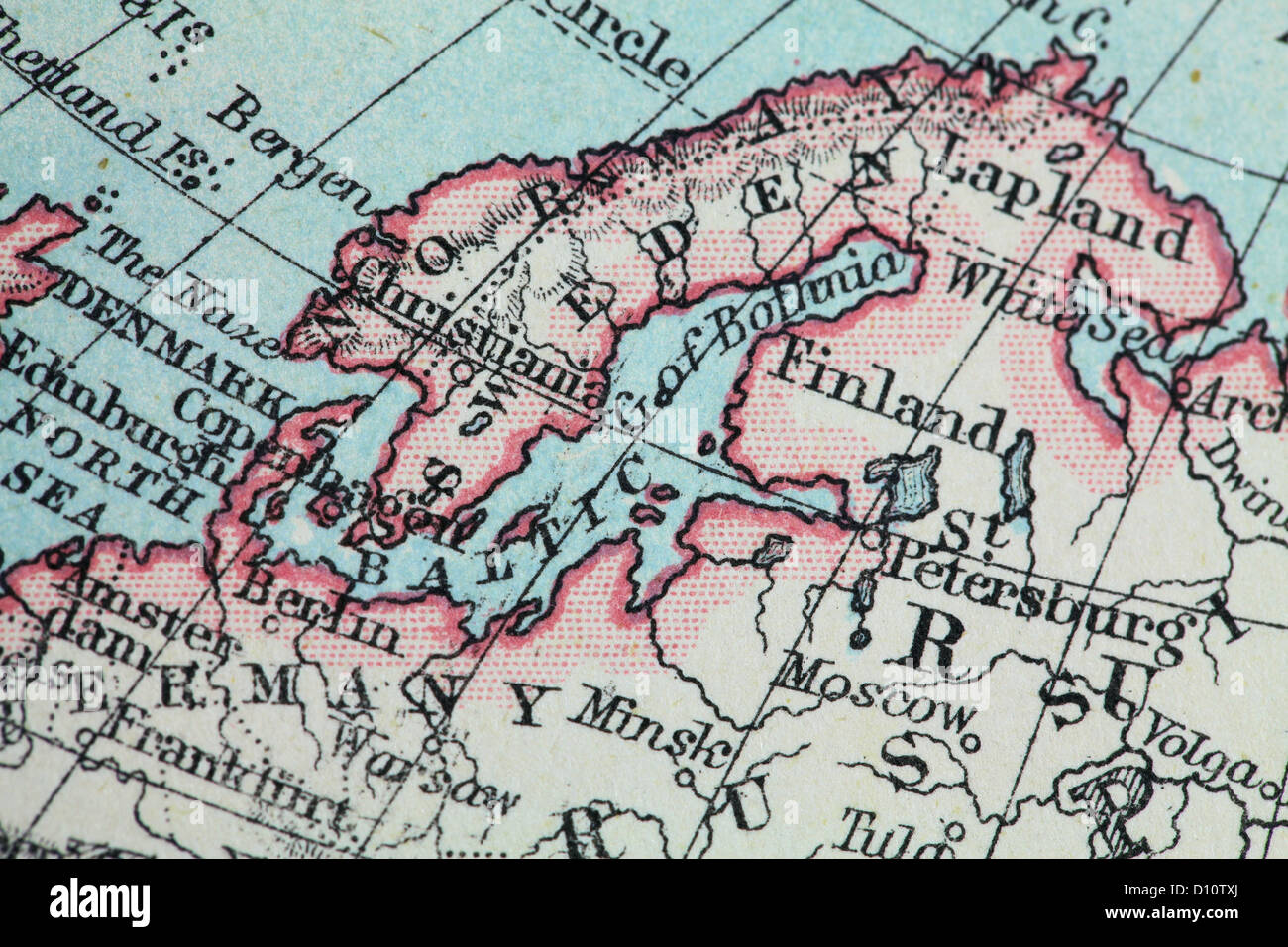 Mappa Antico da W e un&K Johnston, stampato in c.1888. Illustrare il mondo in emisferi. Ingrandita su Scandanavia Foto Stock