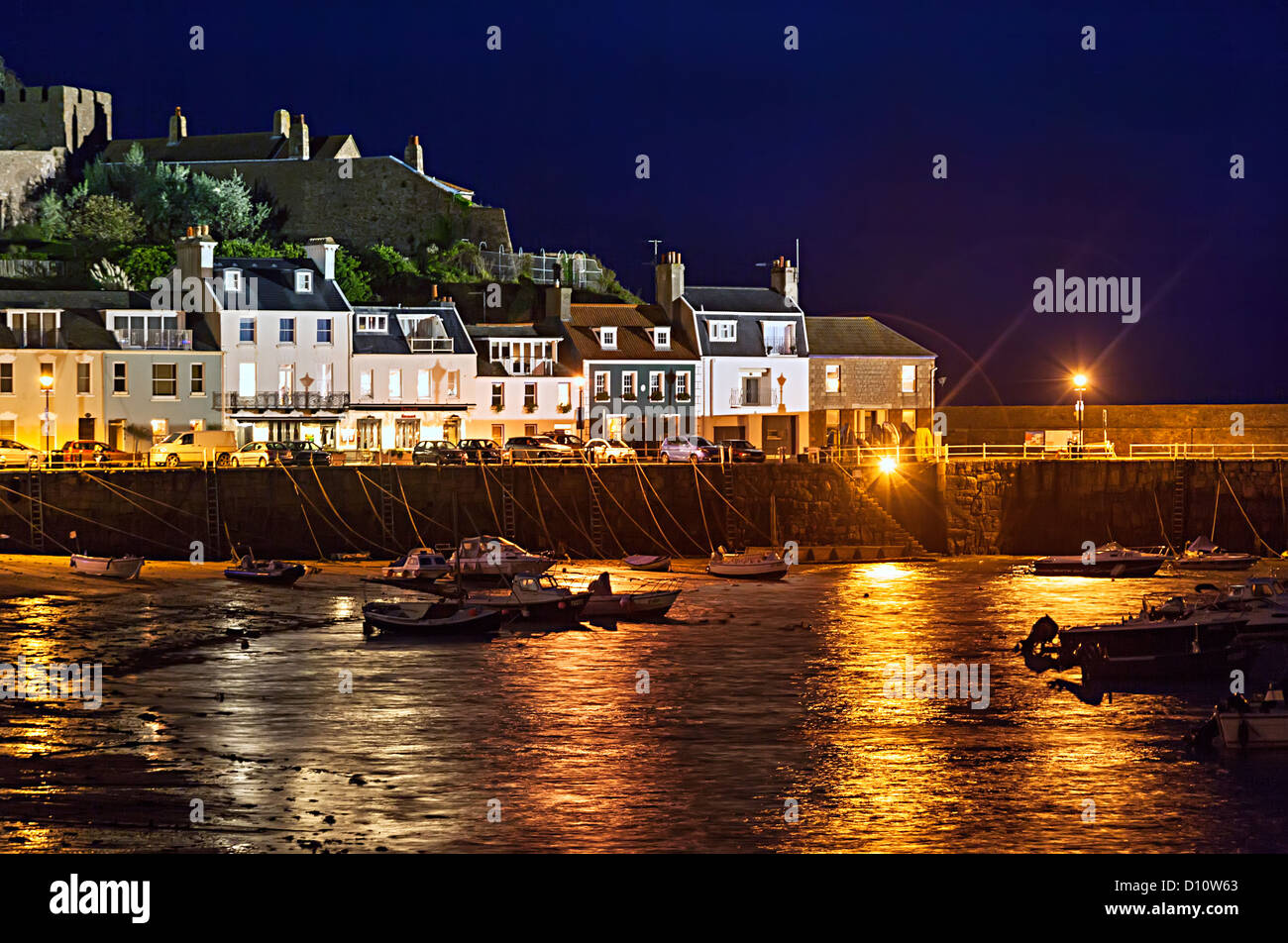 Castello di Mont Orgueil e porto Gorey di notte, Jersey, Isole del Canale, REGNO UNITO Foto Stock