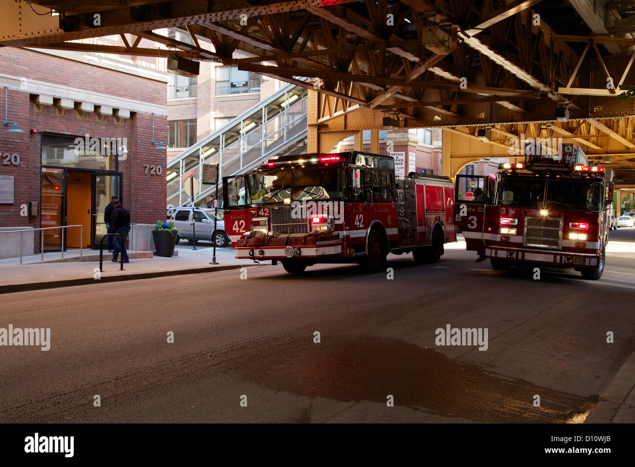 Chicago Fire Department su una chiamata sotto le tracce elevata. Il motore 42 e il carrello 3. Foto Stock
