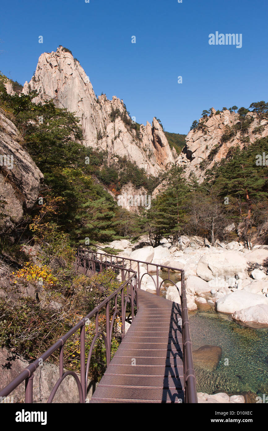 Biseondae picchi e passerella, Seoraksan National Park, Corea del Sud Foto Stock