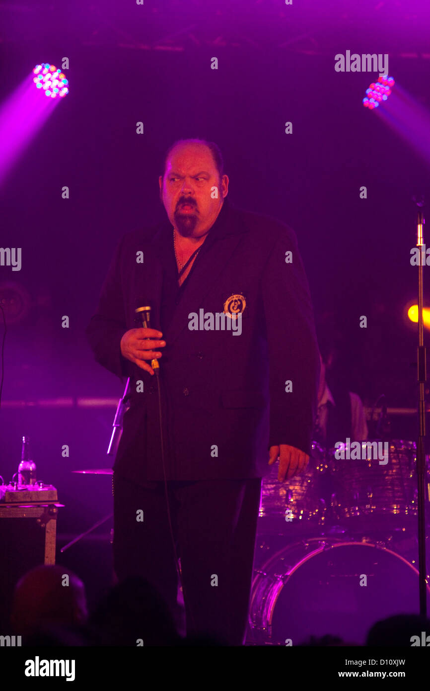 Il Cravats eseguendo in tutti domani le parti festival 1 Dicembre 2012,Camber Sands, segala,Sussex, Regno Unito. Foto Stock