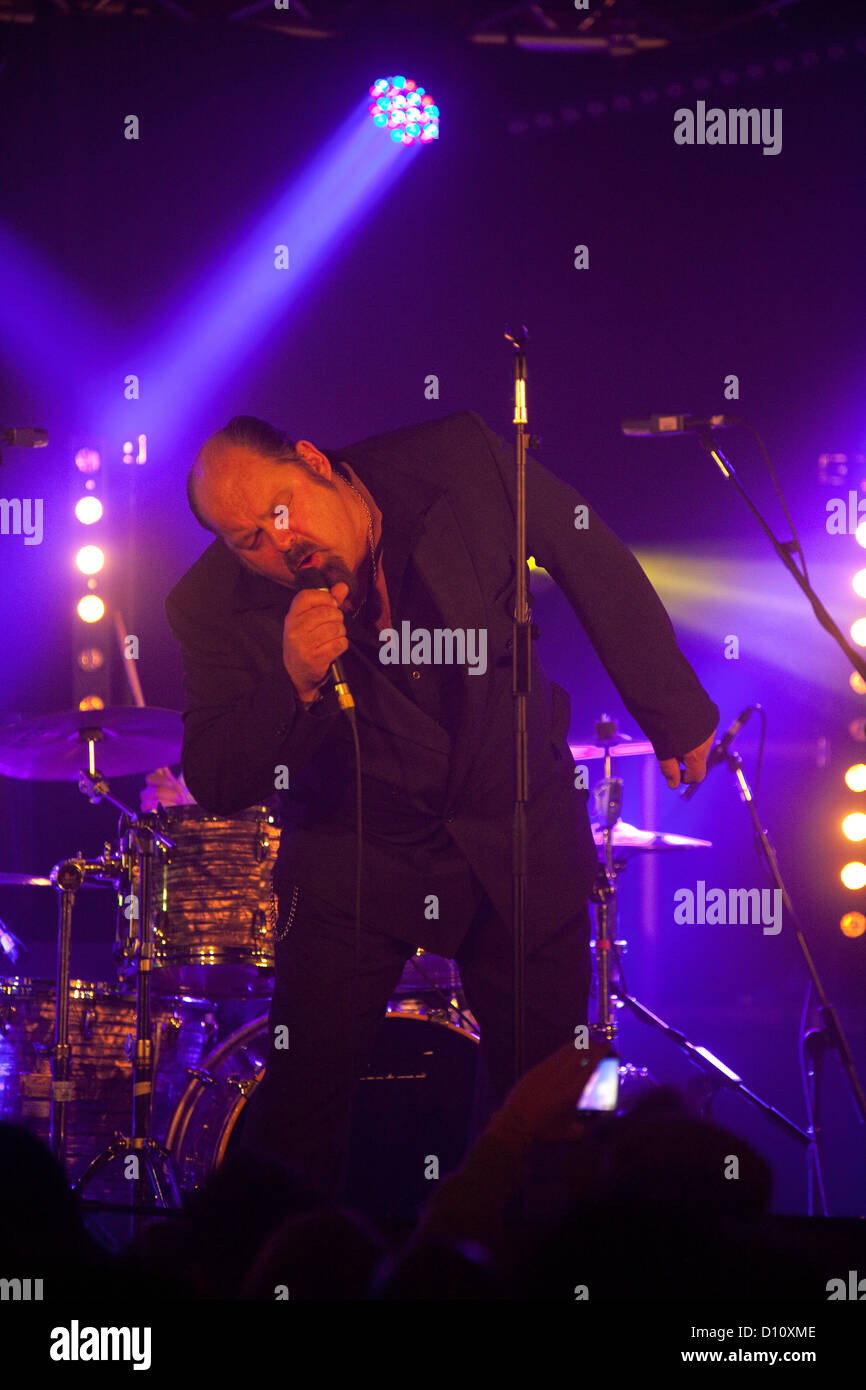 Il Cravats eseguendo in tutti domani le parti festival 1 Dicembre 2012,Camber Sands, segala,Sussex, Regno Unito. Foto Stock