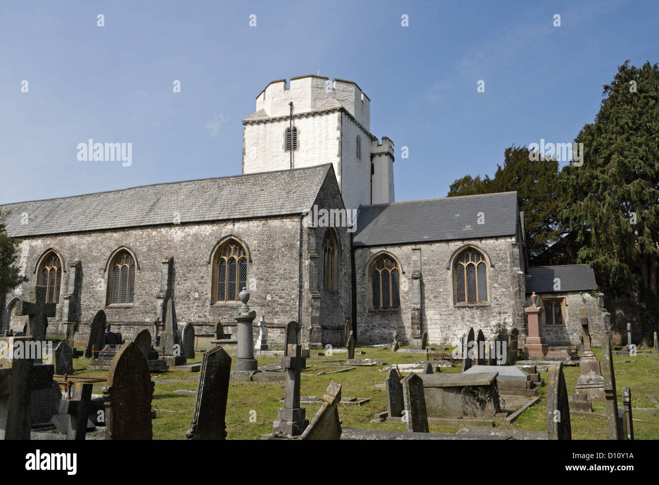 La chiesa parrocchiale medievale della Santa Croce a Cowbridge nella vale of Glamorgan Galles, città gallese del Regno Unito, sito storico di grado i, luogo di culto Foto Stock