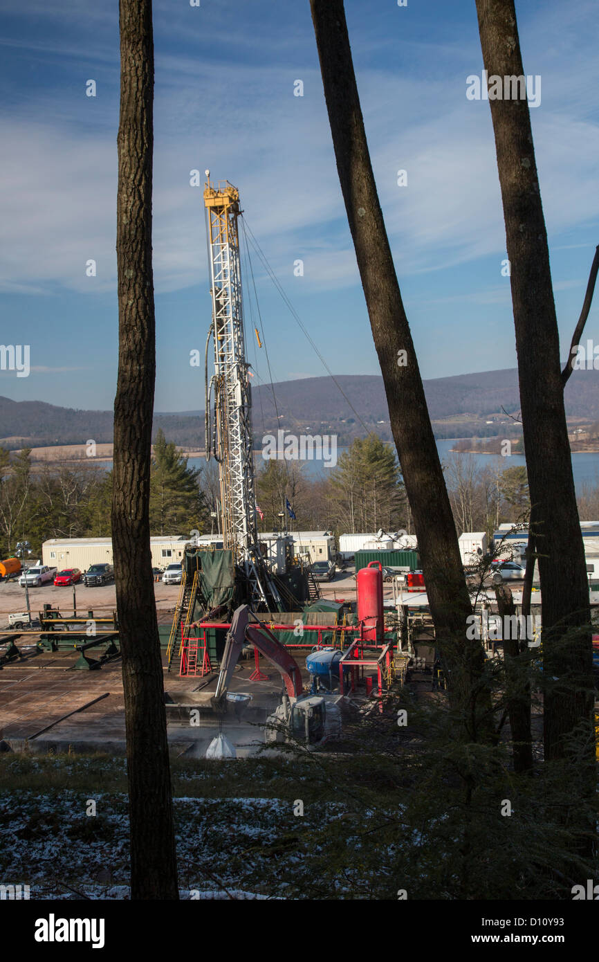 Il gas naturale benessere forato per la fratturazione idraulica (Fracking) in Pennsylvania rurale Foto Stock