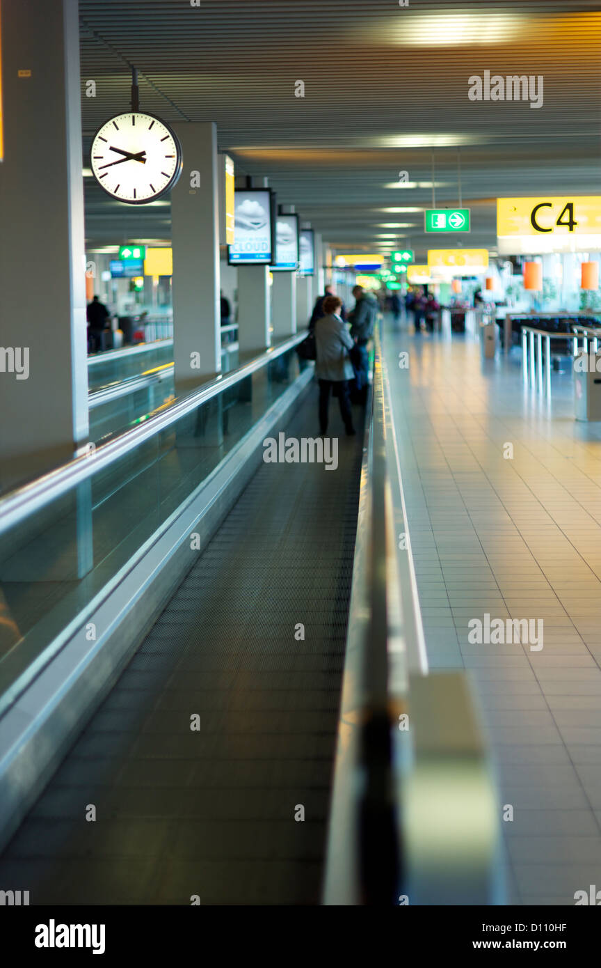 Il convogliatore in aeroporto internazionale con persone a distanza Foto Stock