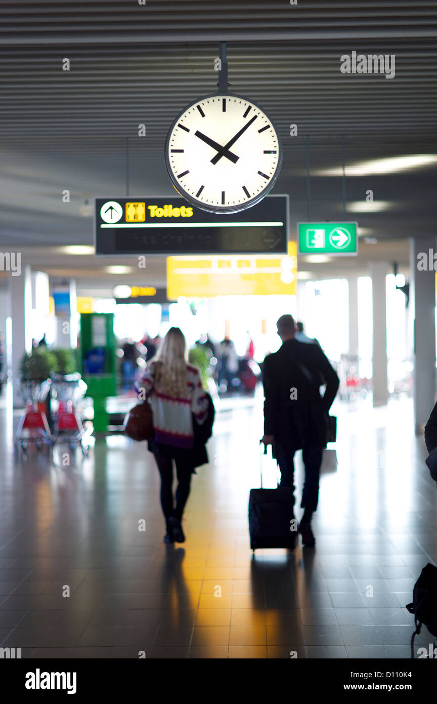 Un giovane in cammino verso il terminal di un aeroporto Foto Stock