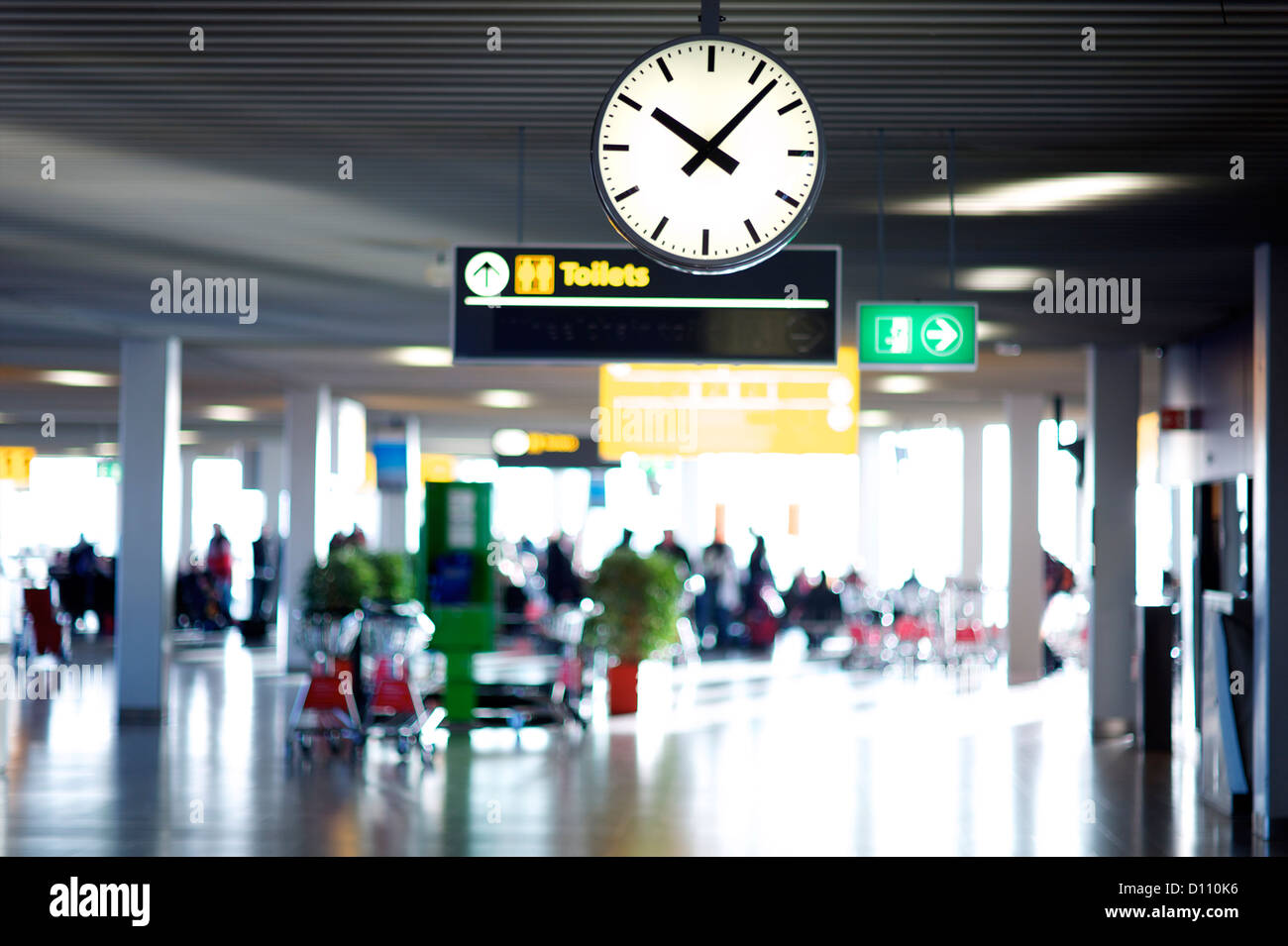 I terminal aeroportuali con persone in distanza. Foto Stock
