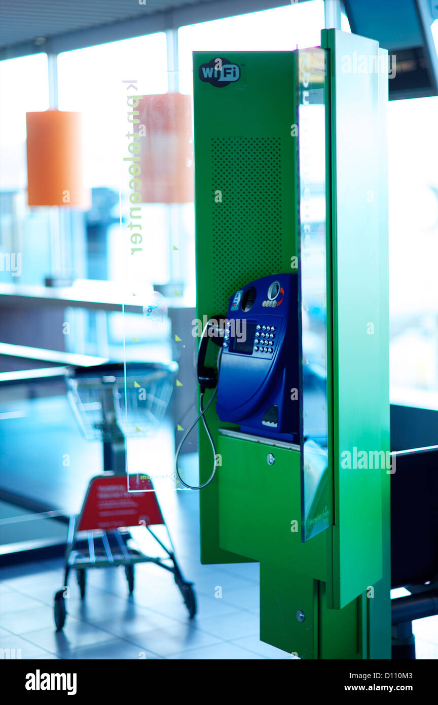 Nella casella Telefono in un aeroporto internazionale Foto Stock