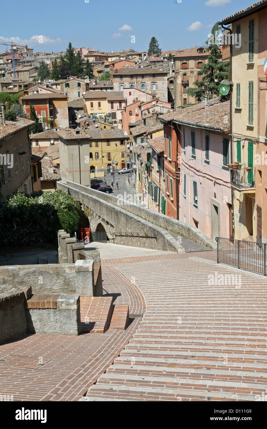 Guardare fuori della città di Perugia e l'antico acquedotto romano e il gradino Foto Stock