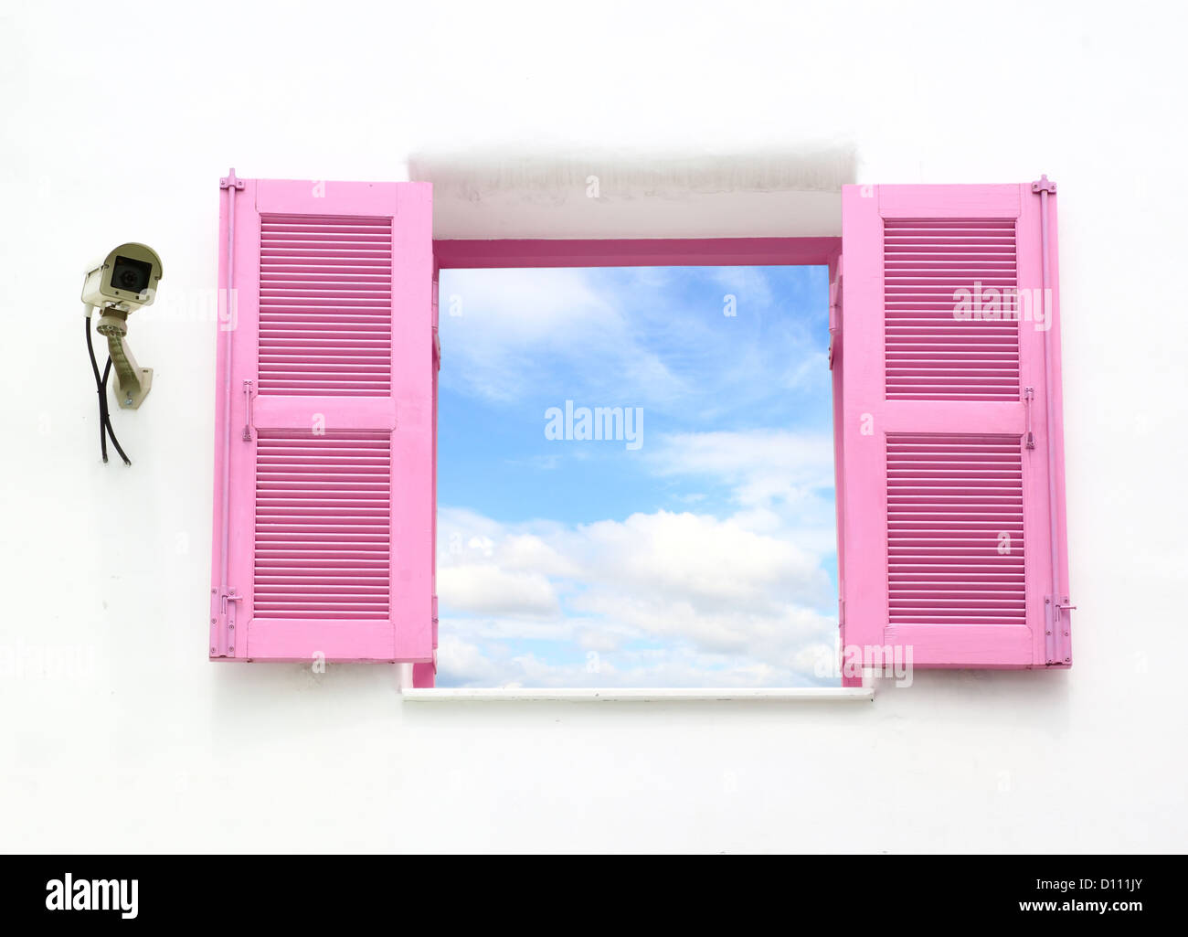 In stile greco windows con sistemi TVCC e blue sky view Foto Stock
