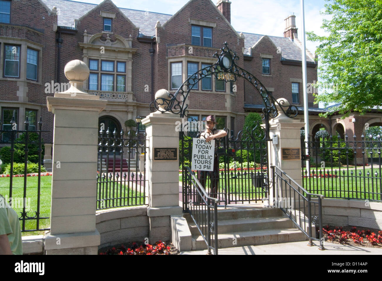 Hiway ufficiale di pattuglia immissione Orario di visita segno sulla porta anteriore della residenza del governatore Mansion. St Paul Minnesota MN USA Foto Stock
