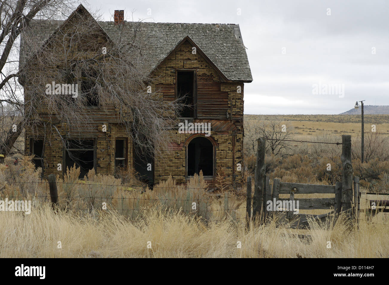 Un deserto e fatiscente casa colonica situata in una zona rurale e non popolato area in prossimità di Burley, Idaho, Stati Uniti d'America. Foto Stock
