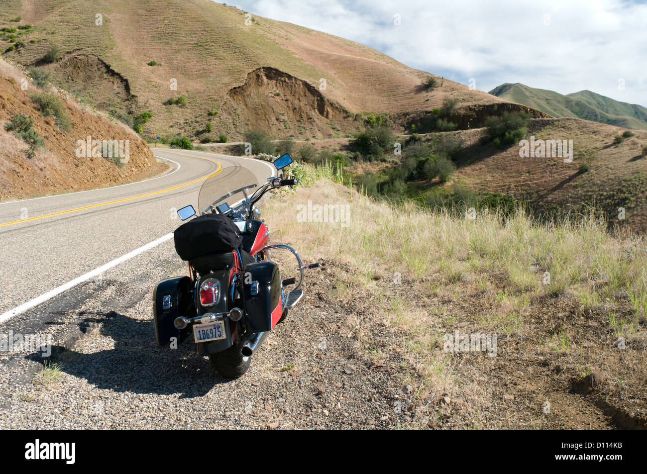 Un motociclo è parcheggiato sul lato della strada sulla panoramica strada statale 71, il Brownlee-Oxbow autostrada, in Idaho, Stati Uniti d'America. Foto Stock