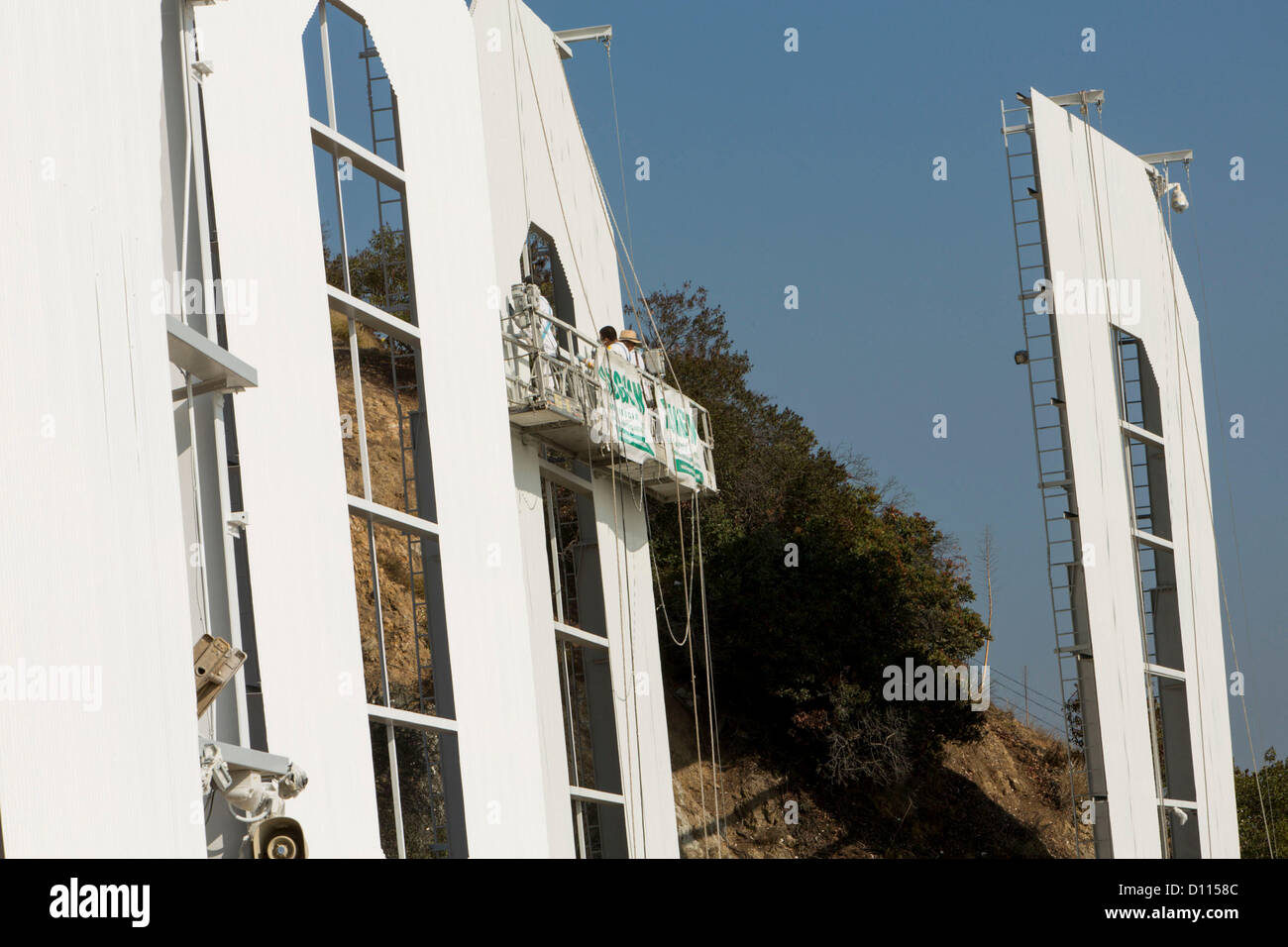 Ottobre 17, 2012 - Los Angeles, California, Stati Uniti - Tinseltown' s stella più grande, il segno di Hollywood, è stato ripristinato in tutta la sua bellezza ancora una volta, grazie a nove settimane di storica "face-lift' da Sherwin-Williams e il segno di Hollywood di fiducia. (Credito Immagine: © Alex Pitt/ZUMAPRESS.com) Foto Stock