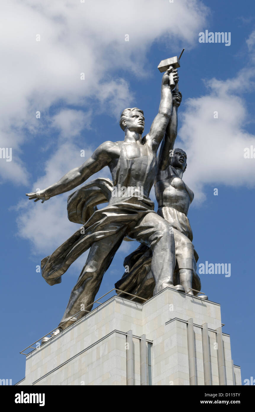 Statua All-Russia vicino al centro esposizioni, Fiera Agricola a Mosca, Russia Foto Stock