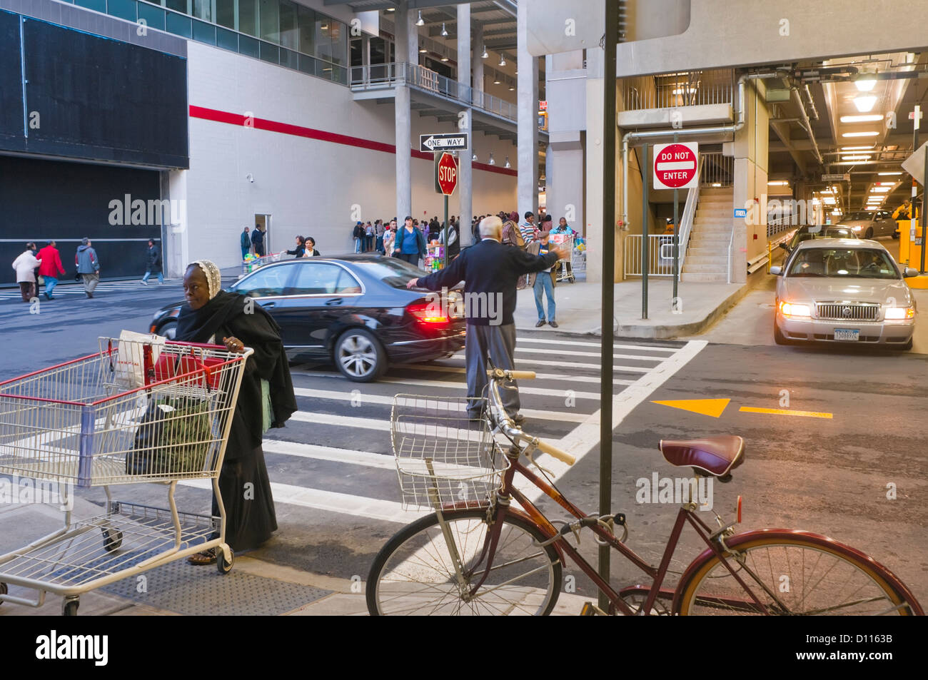 Gli amanti dello shopping al di fuori di Costco in East Harlem Foto Stock