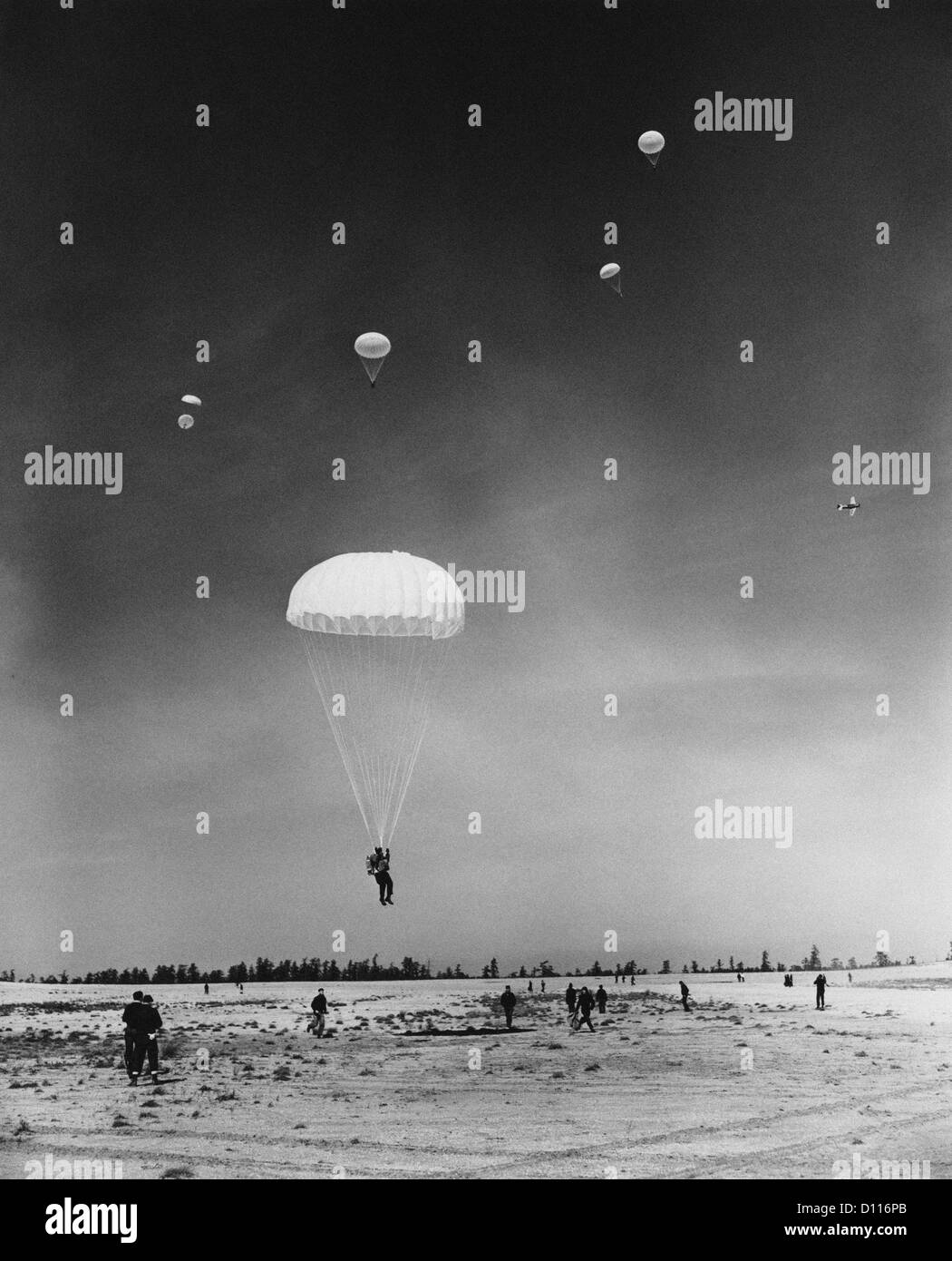 Anni Cinquanta soldati di formazione paracadutismo sulla base navale di campo Foto Stock