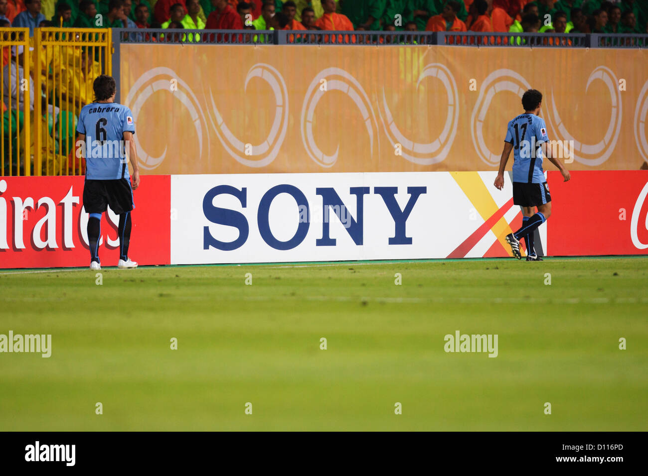 PORT SAID, EGITTO - 7 OTTOBRE: Un tabellone pubblicitario per Sony schiera il campo in occasione della gara del Campionato mondiale di calcio Under-20 del 2009 tra Brasile e Uruguay allo stadio Port Said il 7 ottobre 2009 a Port Said, Egitto. Solo per uso editoriale. Uso commerciale vietato. (Fotografia di Jonathan Paul Larsen / Diadem Images) Foto Stock
