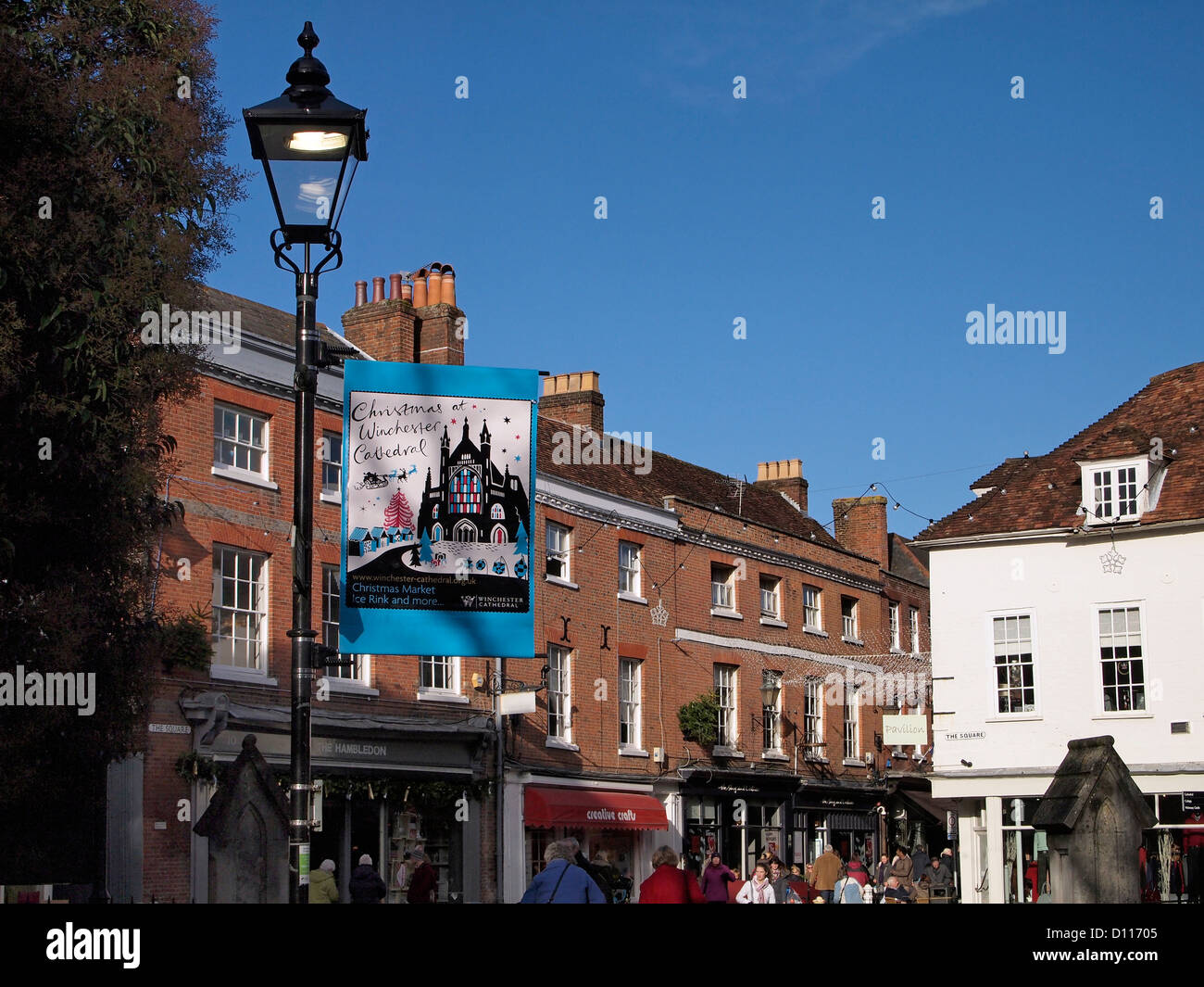 La Cattedrale di Winchester Mercatino di Natale di pubblicità banner per il quadrato nella fredda ma con un sole luminoso il 4 dicembre 2012. Foto Stock