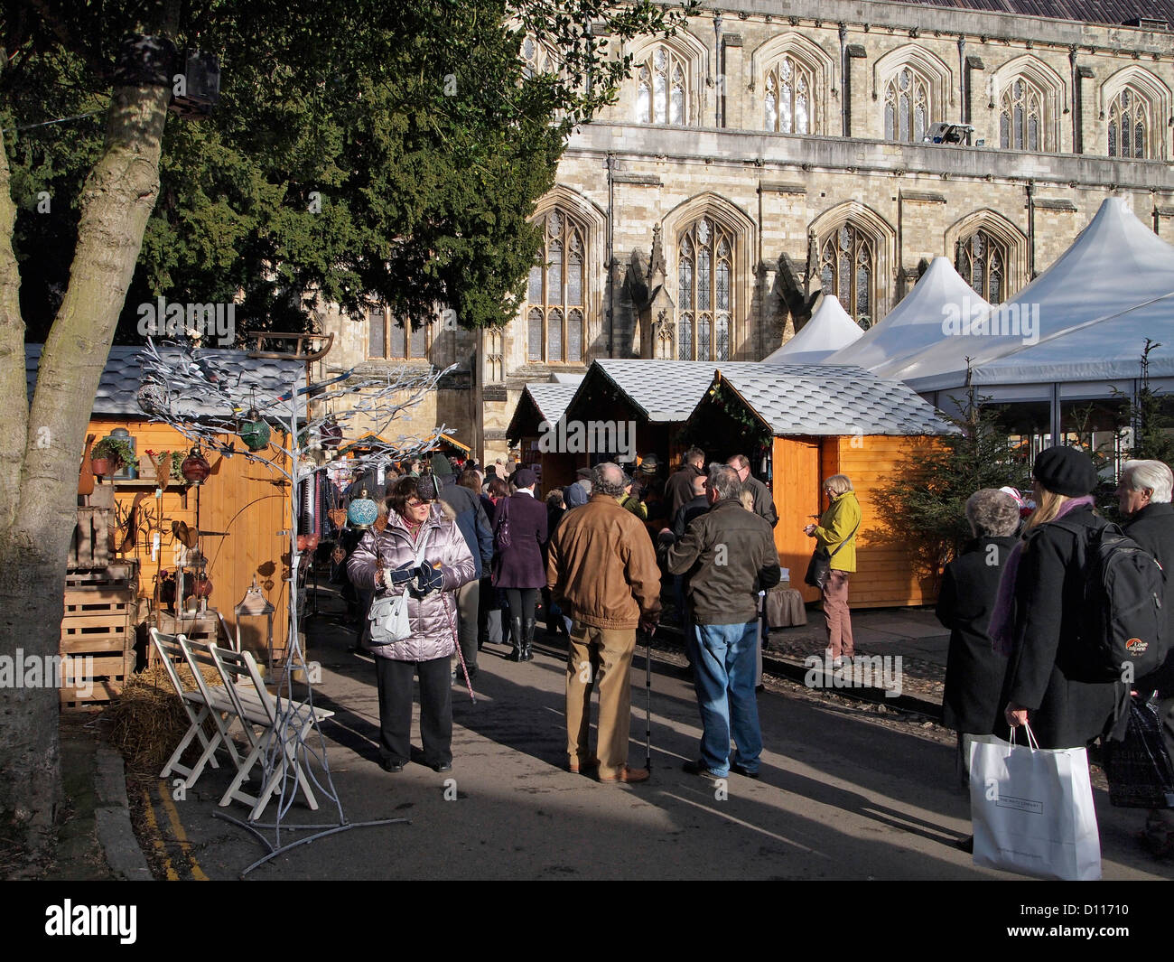 La Cattedrale di Winchester Mercatino di Natale nella cattedrale vicino visto nella fredda ma con un sole luminoso il 4 dicembre 2012. Foto Stock