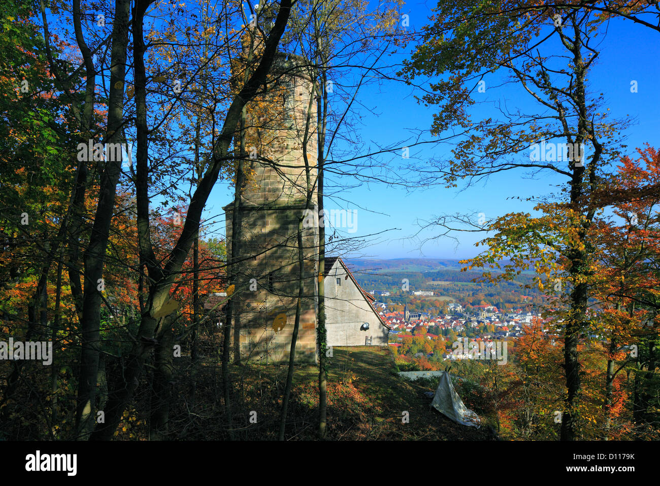 Stadtpanorama und Kaiser-Karls-Turm an der Ruine der Iburg in Bad Driburg, Teutoburger Wald, Eggegebirge, Renania settentrionale-Vestfalia Foto Stock