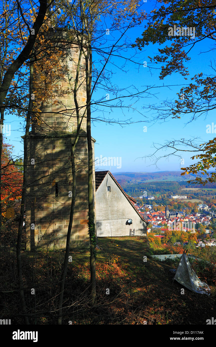 Stadtpanorama und Kaiser-Karls-Turm an der Ruine der Iburg in Bad Driburg, Teutoburger Wald, Eggegebirge, Renania settentrionale-Vestfalia Foto Stock