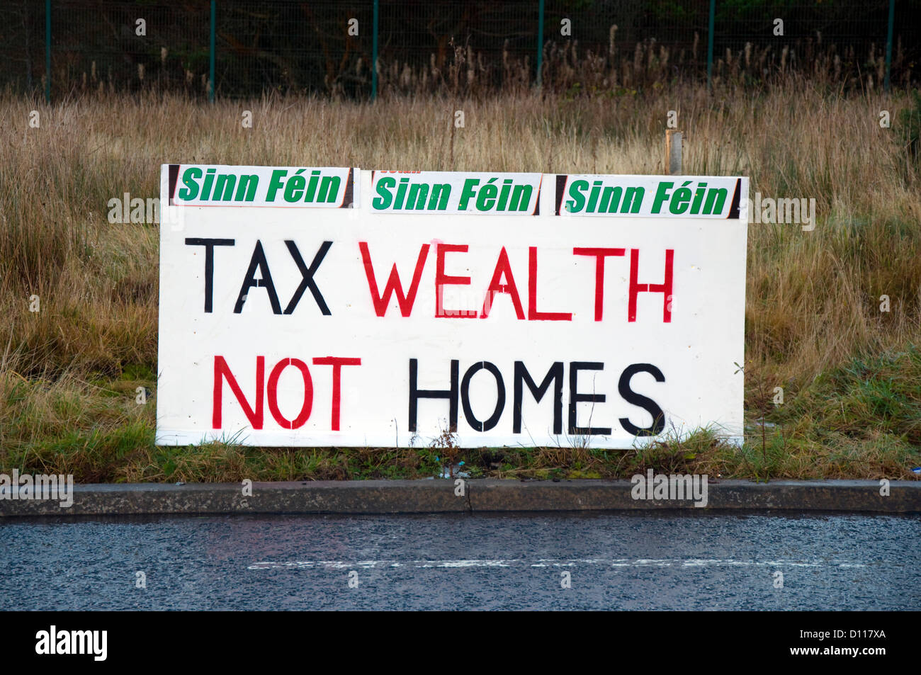 Il 5 dicembre 2012. Burtonport County Donegal Irlanda. Il paese è di per sé di controventamento per il suo sesto bilancio di austerità in quattro anni. Tagli di spesa e tassazione escursioni da 3,5 miliardi di euro sono impostati per essere ha annunciato che i capi di Stato e di governo insistono porterà la recessione in frantumi finanzia un passo più vicino alla indipendenza economica e la crescita. Una nuova proprietà fiscale di 0,18% del valore di una casa sarà tra le misure. Segno di protesta contro questo da Sinn Fein. Foto di:Richard Wayman/Alamy Foto Stock