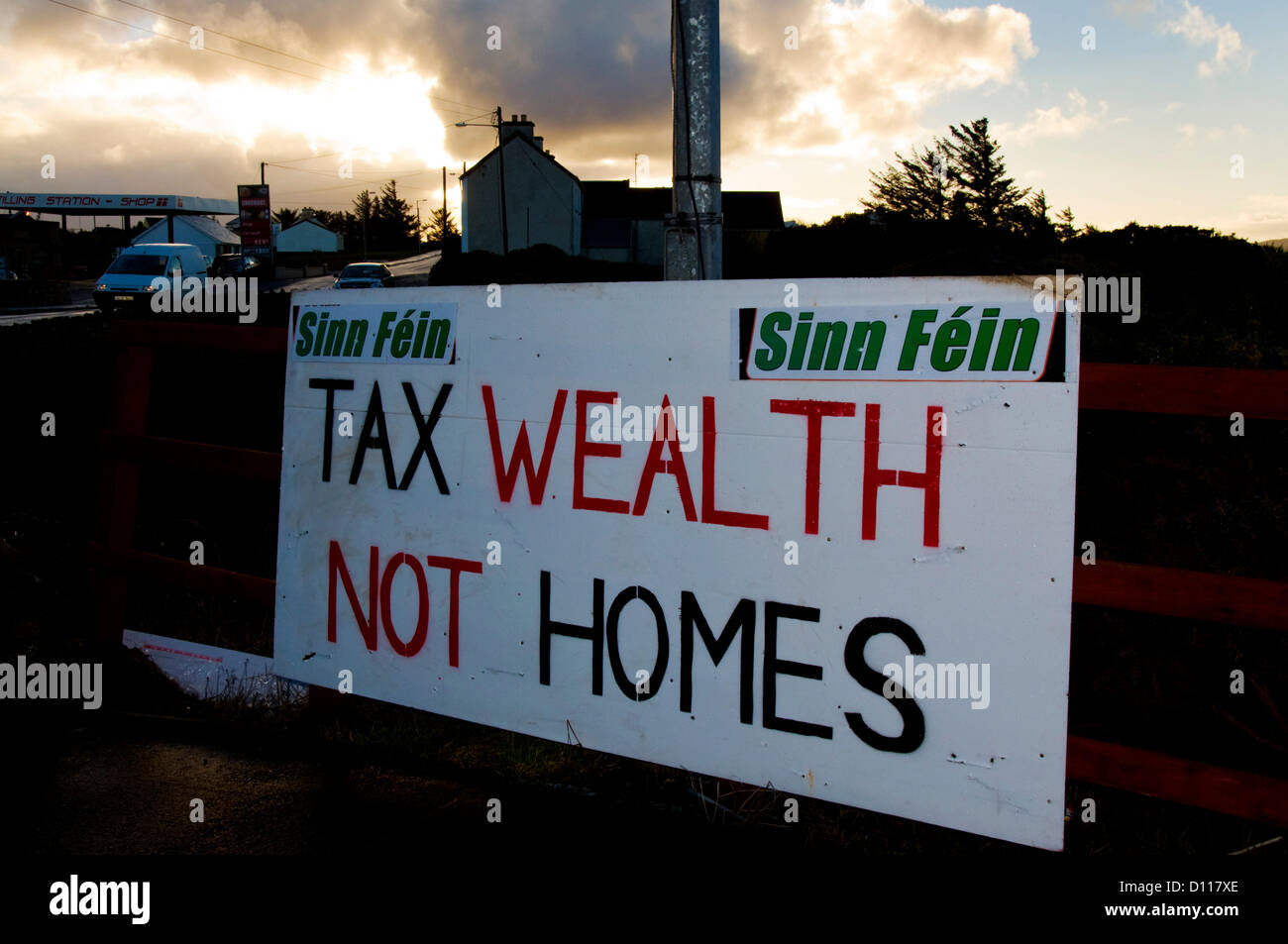 Il 5 dicembre 2012. Burtonport County Donegal Irlanda. Il paese è di per sé di controventamento per il suo sesto bilancio di austerità in quattro anni. Tagli di spesa e tassazione escursioni da 3,5 miliardi di euro sono impostati per essere ha annunciato che i capi di Stato e di governo insistono porterà la recessione in frantumi finanzia un passo più vicino alla indipendenza economica e la crescita. Una nuova proprietà fiscale di 0,18% del valore di una casa sarà tra le misure. Foto: Richard Wayman/Alamy Foto Stock