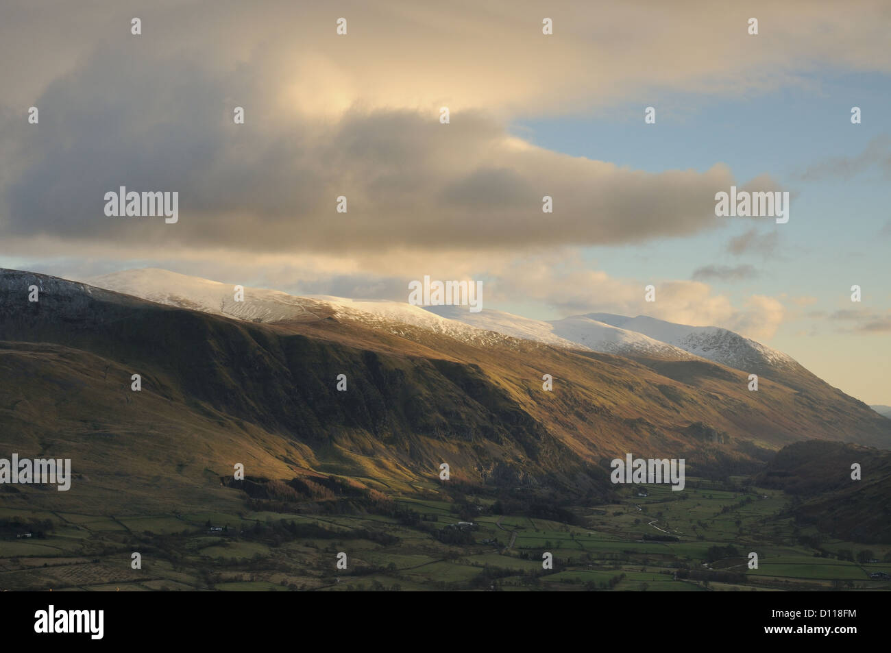 Vista sulla Basilica di San Giovanni in Valle verso Stybarrow Dodd, sollevare e Helvellyn nel Lake District inglese Foto Stock