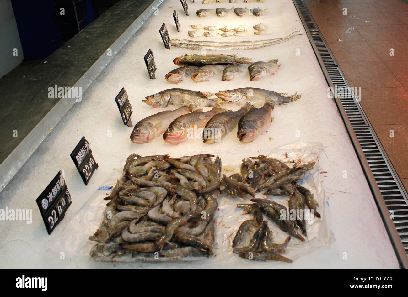 Frutti di mare in vendita nel supermercato a Chengdu Cina Foto Stock