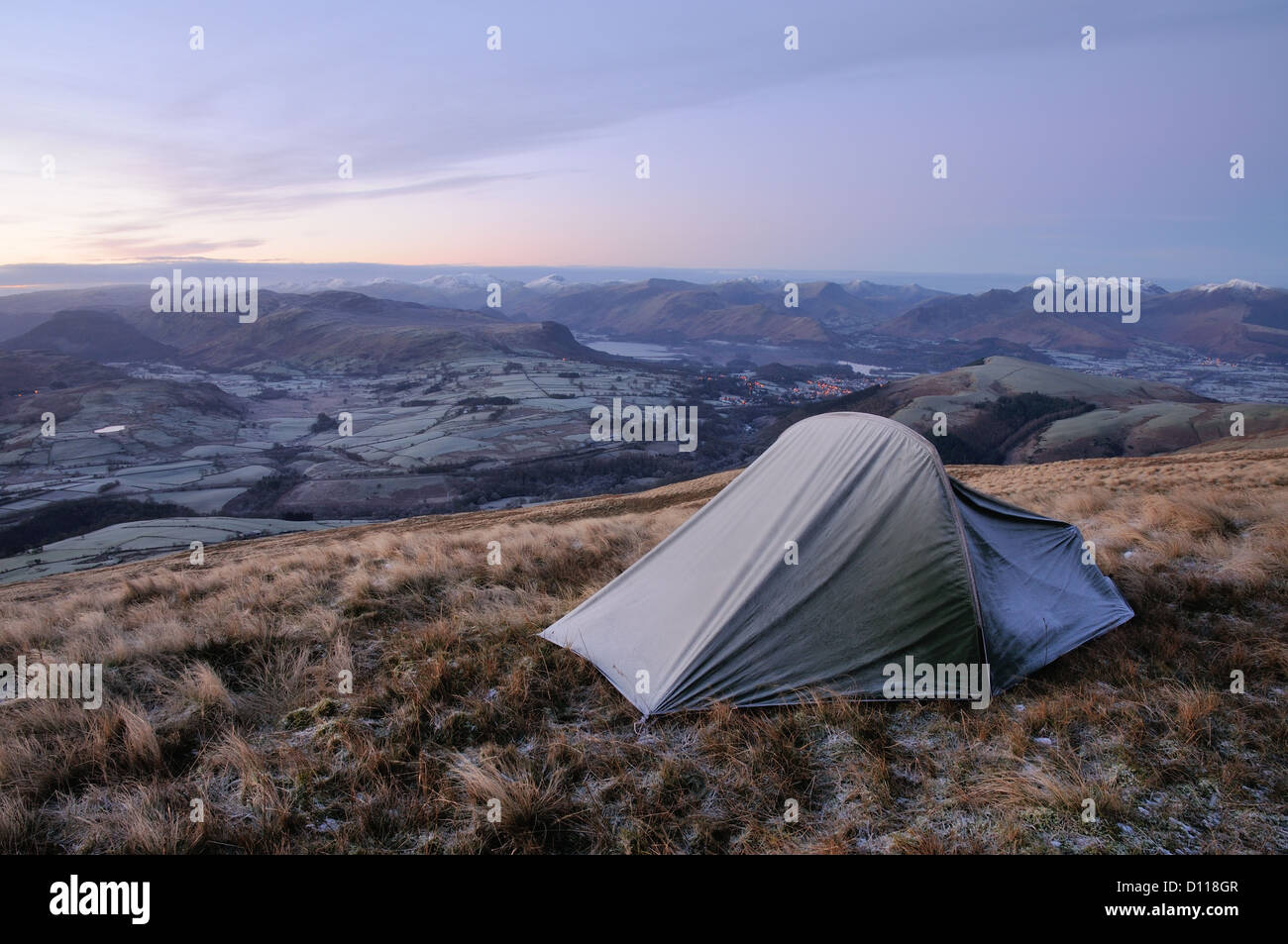 Campeggio selvaggio su Blease cadde su Blencathra in inverno nel Lake District inglese Foto Stock