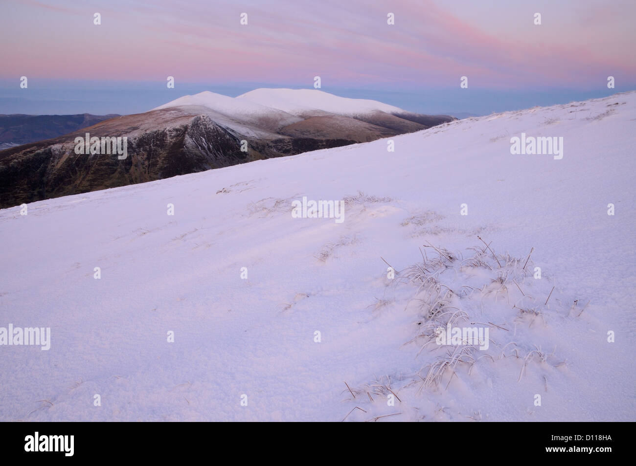 Verso Skiddaw da Blease cadde su un inverno mattina nel Lake District inglese Foto Stock