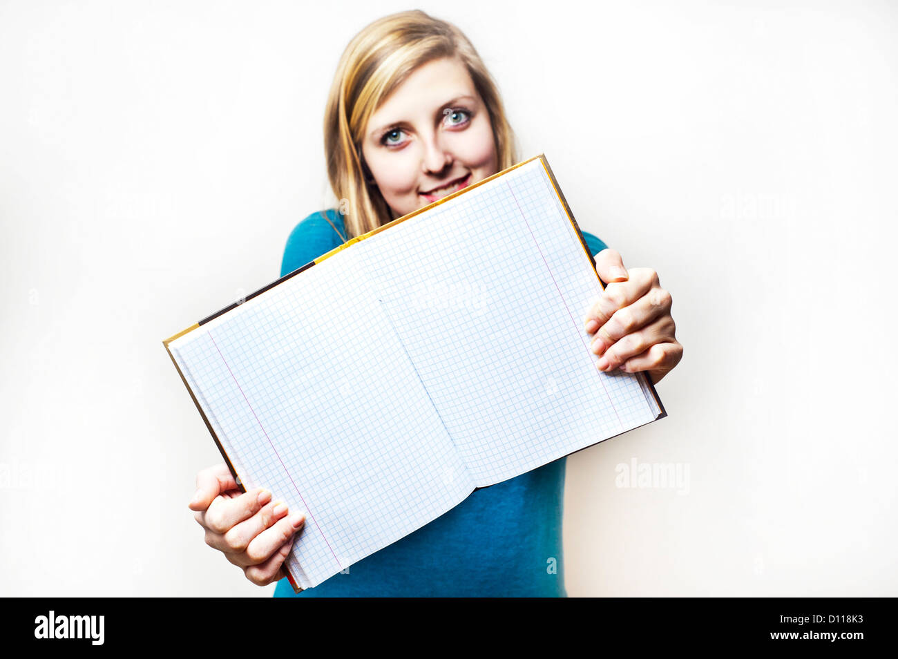 Adolescente bionda ragazza con un notebook vuoto Foto Stock