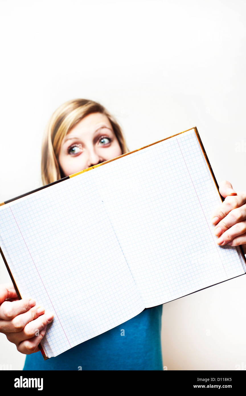 Adolescente bionda ragazza con un notebook vuoto Foto Stock