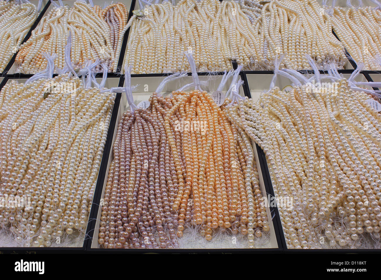 Imitazioni di perle fini o coltivate per la vendita in Cina Foto Stock