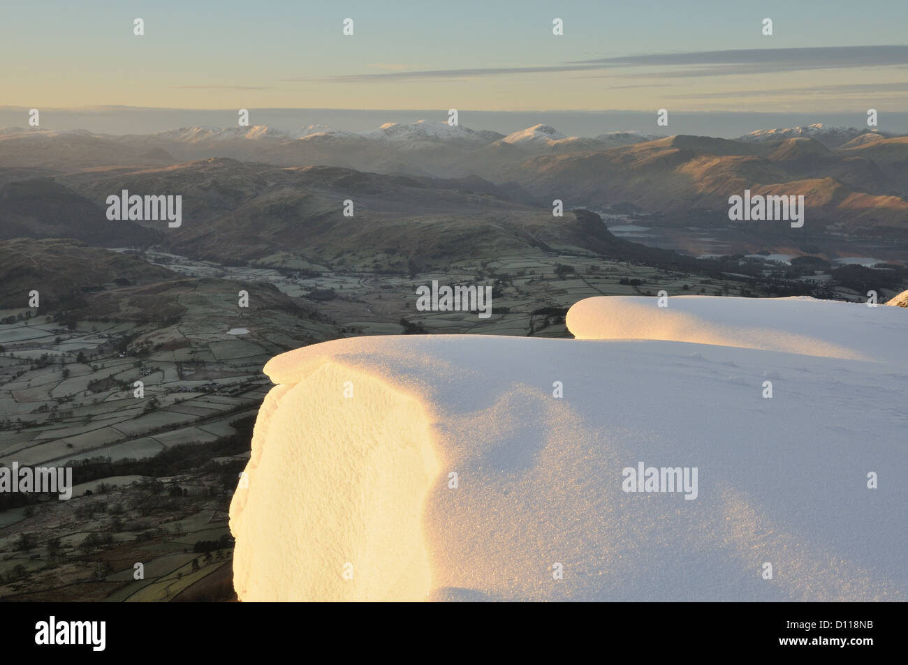 Cornicione sul bordo di Blencathra in inverno nel Lake District inglese Foto Stock