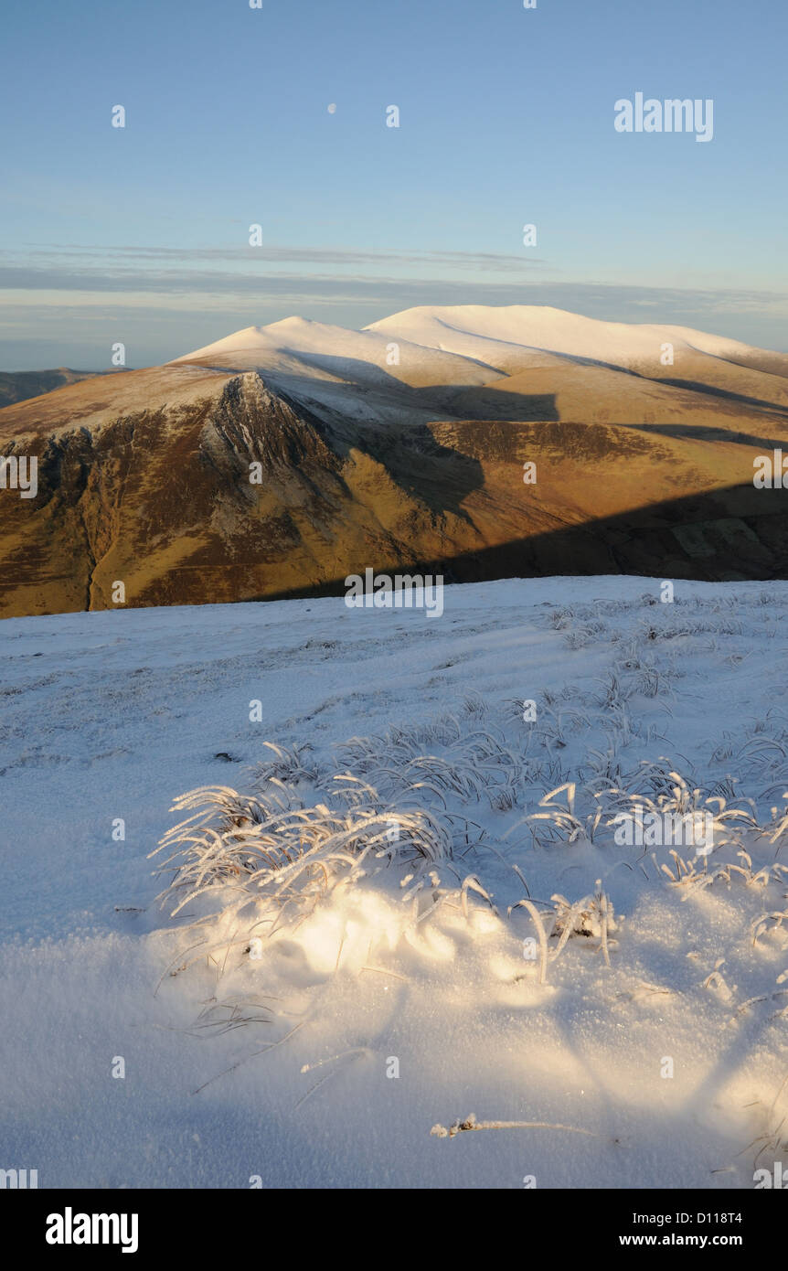 Congelati coperta di neve erba sul vertice di Blease cadde, Blencathra, con Lonscale cadde e Skiddaw in background, laghi Foto Stock