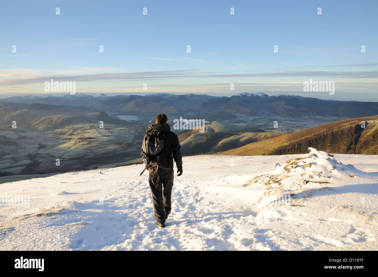 Walker discendente coperto di neve Blease cadde su Blencathra nel Lake District inglese Foto Stock