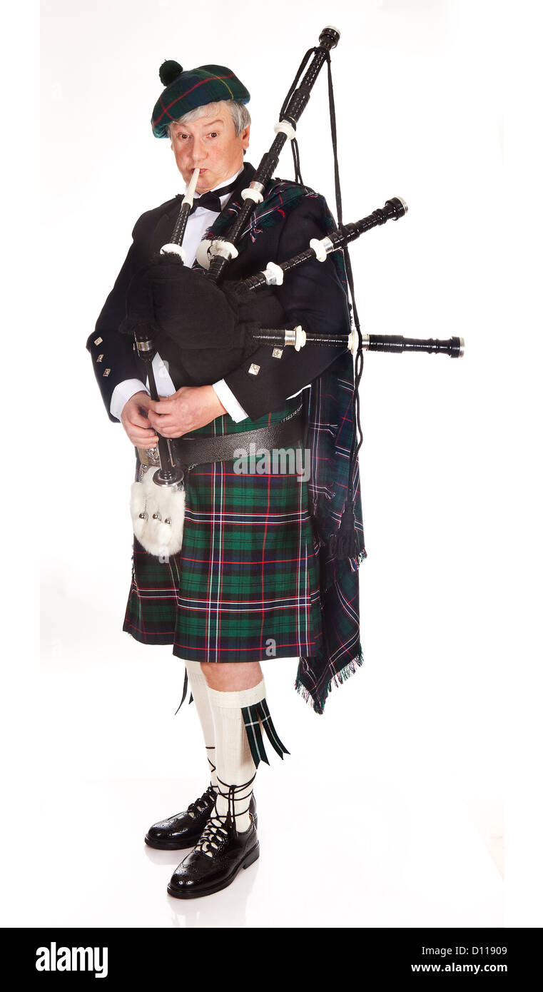 Highlander scozzese indossa kilt e riproduzione di cornamuse Foto Stock