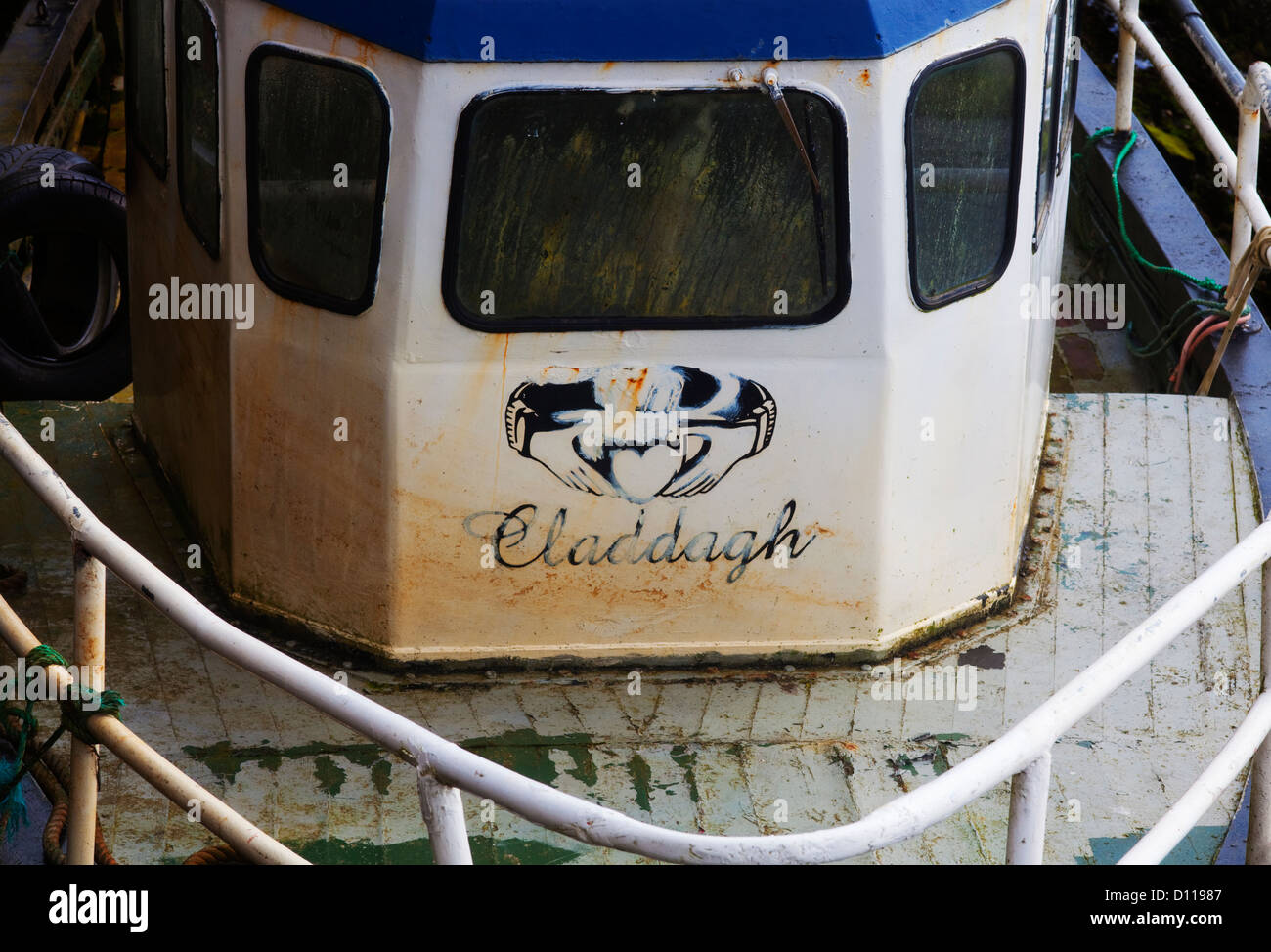 Un vecchio Inshore barca da pesca con il simbolo di un anello Claddagh, Claddagh, fiume Corrib, città di Galway, Irlanda Foto Stock