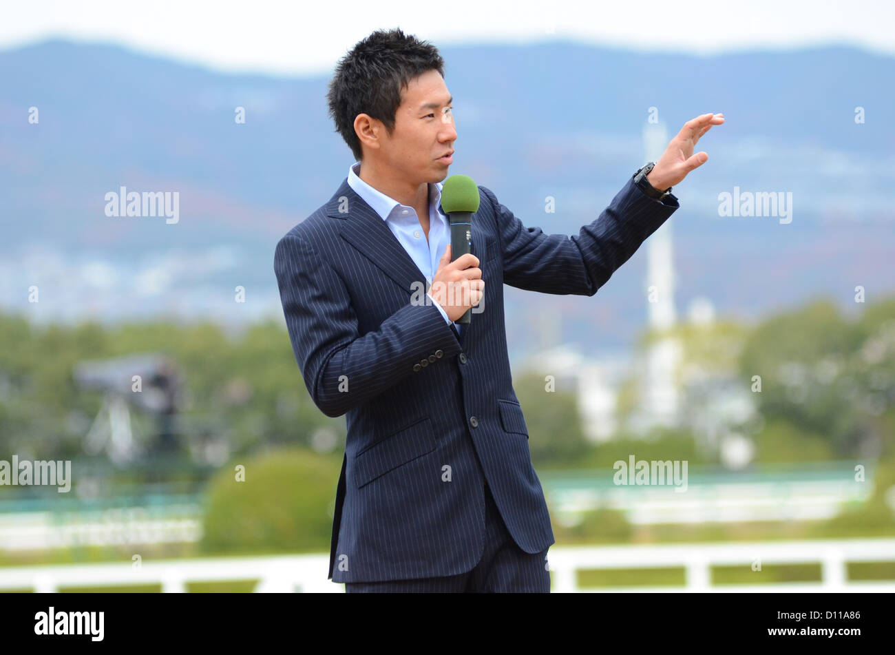 Giapponese corsa driver Kamui Kobayashi si parla nel corso di una speciale apparizione all ippodromo di Hanshin in Giappone il 2 dicembre, 2012. Foto Stock