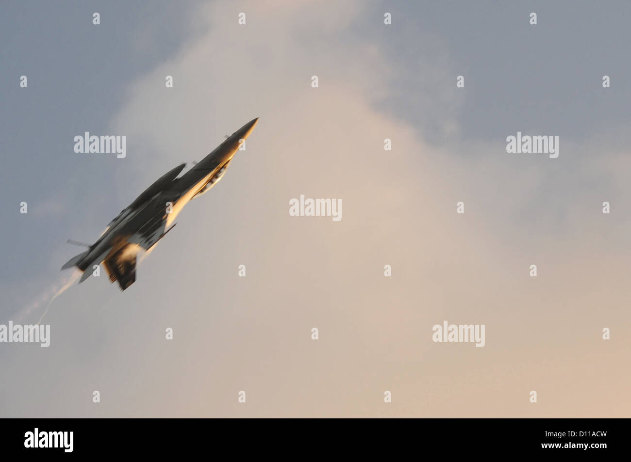 Un US Navy F/A-18F Hornet fighter aircraft manovre invertiti durante un volo dalla portaerei USS Dwight D. Eisenhower Novembre 29, 2012 nel Mare Arabico. Foto Stock