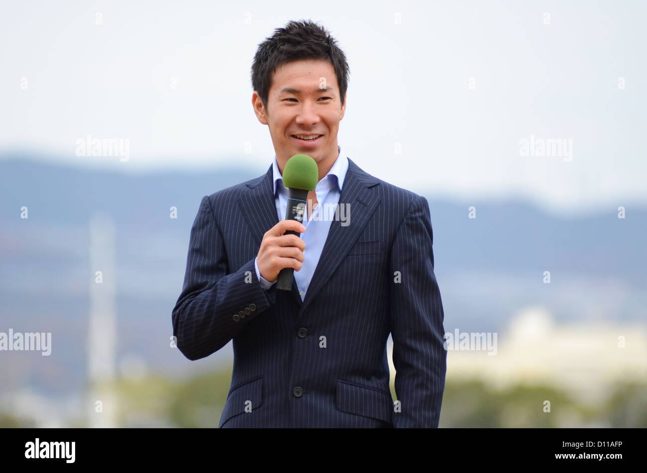Giapponese corsa driver Kamui Kobayashi si parla nel corso di una speciale apparizione all ippodromo di Hanshin in Giappone il 2 dicembre, 2012. Foto Stock