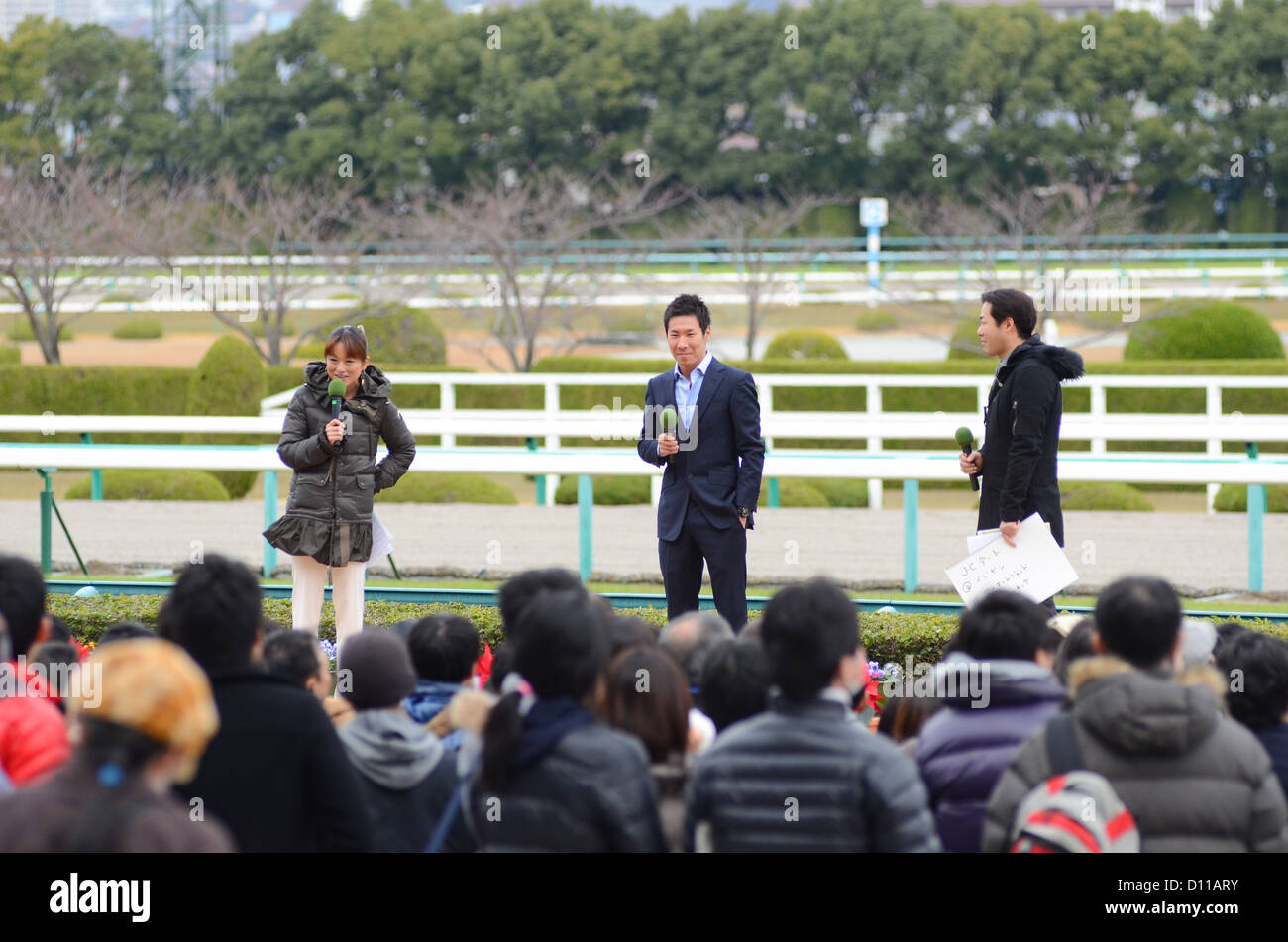 Giapponese corsa driver Kamui Kobayashi si parla nel corso di una speciale apparizione all ippodromo di Hanshin in Giappone il 2 dicembre, 2012. Foto Stock