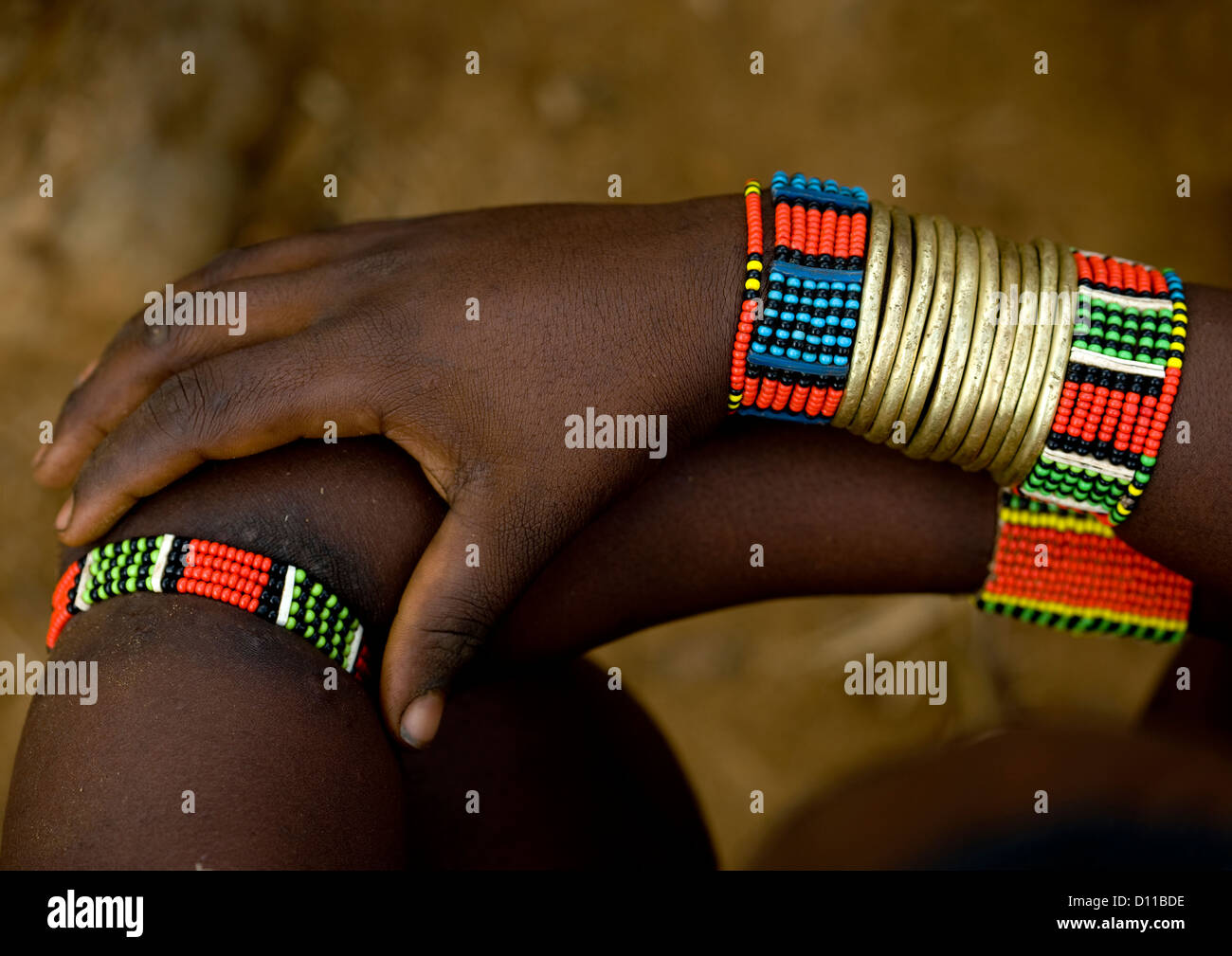 Close up sul Golden e braccialetti colorati di Hamar tribù Donna, Valle dell'Omo, Etiopia Foto Stock